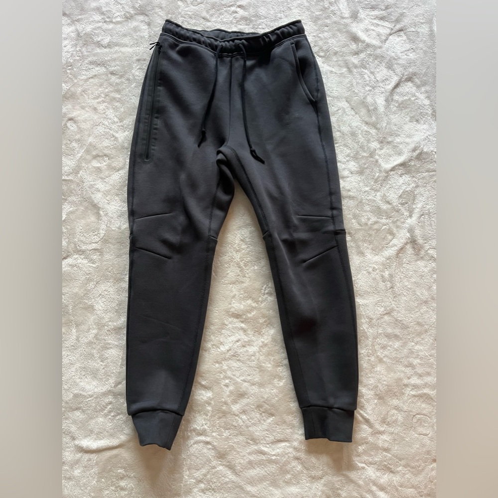 Nike Sportswear Tech Fleece Men s Joggers  size M